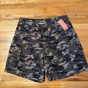SHEIN Womens Cargo Camo Shorts Curvy Sexy Confident Size 31